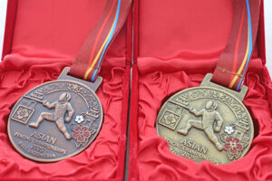 ストリーツ海飛さんがフェンシングで獲得した金メダルと銅メダル